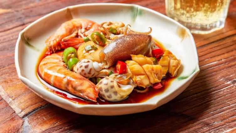 一大盘冰凉爽快的捞汁小海鲜,你说是痛风套餐?我只在乎配啤酒吃爽三天!捞汁小海鲜: